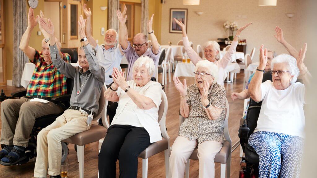 Senior*innen erfreuen sich gemeinsam eines gesunden Lebens.