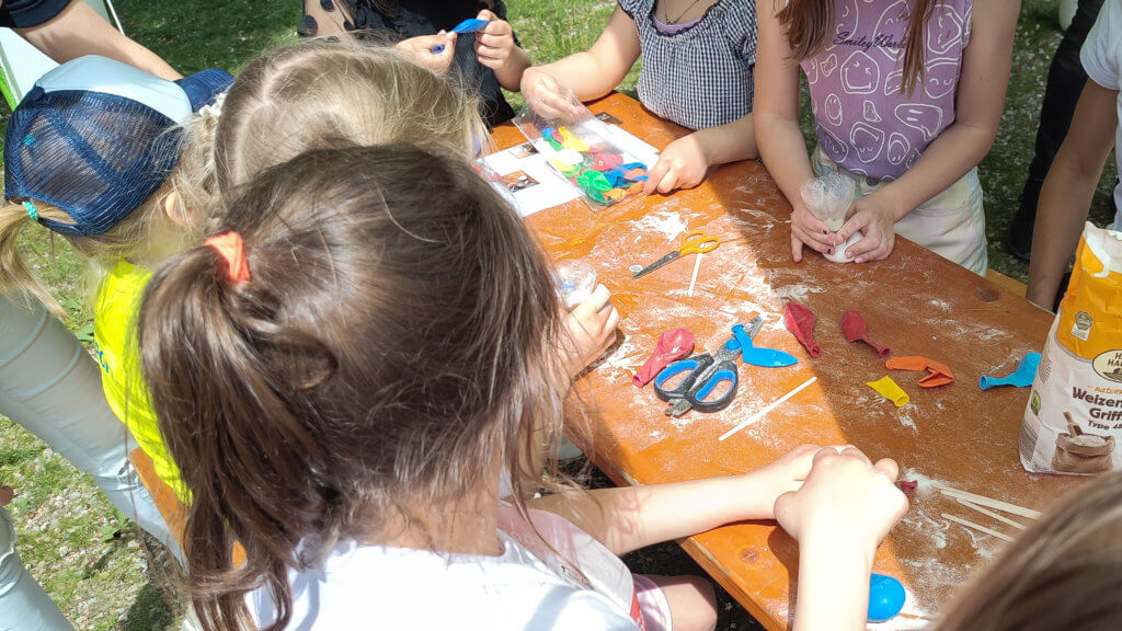 Kinder haben direkt vor Ort aus Luftballons und Mehl eigene Jonglierbälle gebastelt.