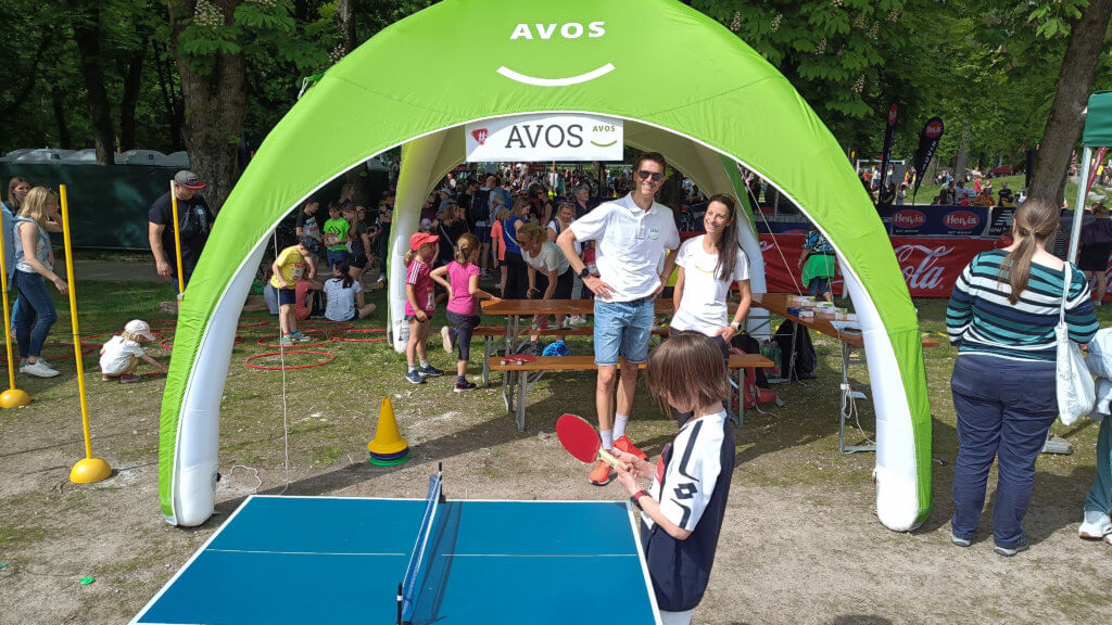 AVOS-Expert*innen waren auch heuer mit dem grünen AVOS-Zelt ein Teil der bunten Sportpalette.