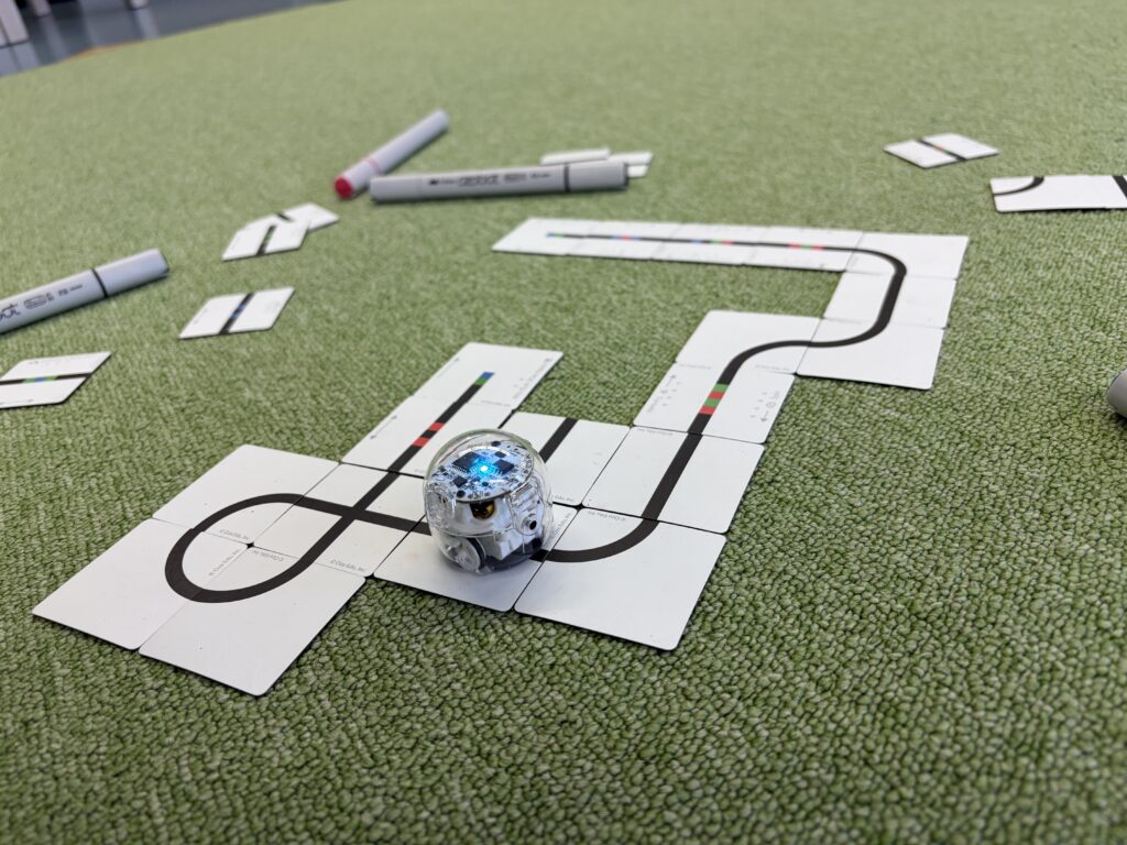 Der gelegte Weg wird vom Ozobot nachgefahren. Verschiedene Farbkombinationen lassen den Roboter schnell fahren, sich drehen, ...