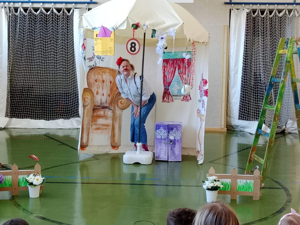 Rosi erzählt den Kindern, was sie heute erlebt..