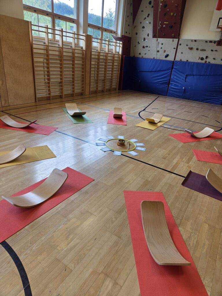 Vorbereitete Wobbel-Boards im Turnsaal